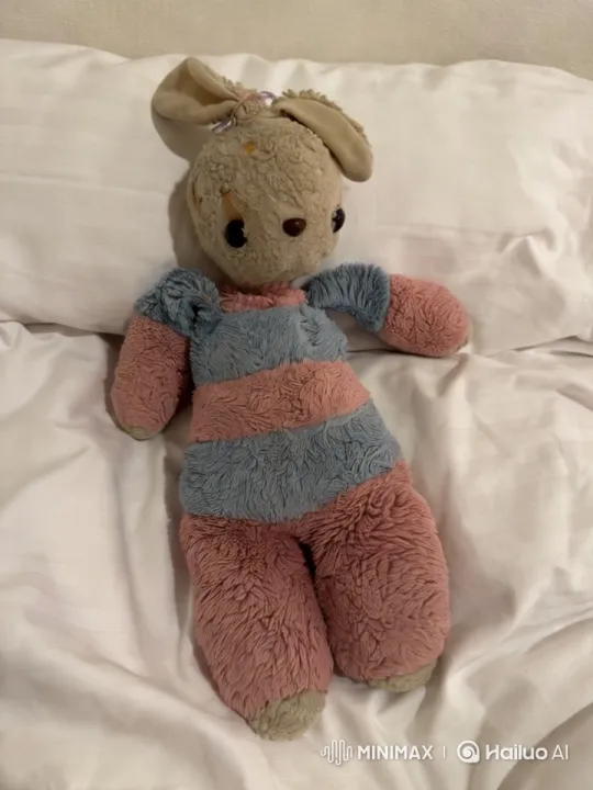 Stuffed Animal Nods Gently in Minimalistic Setting – AI Generated Video | Hailuo AI