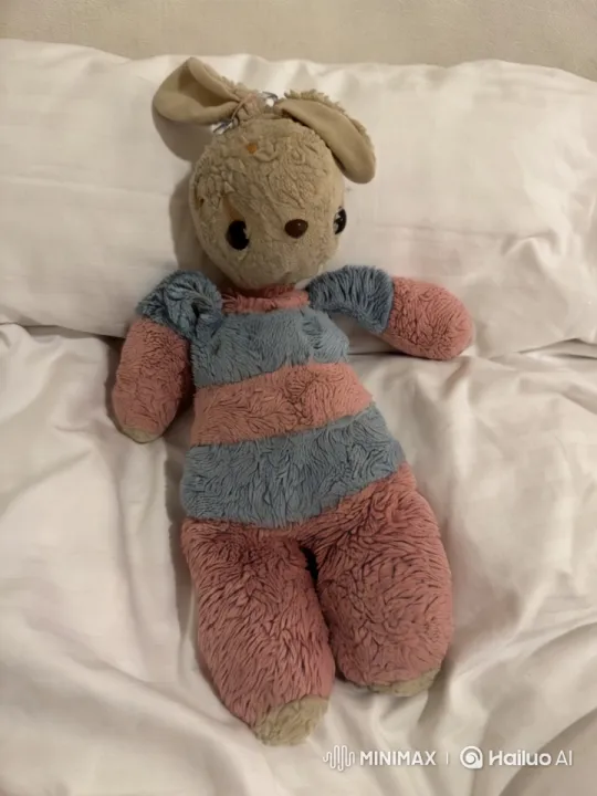 Stuffed Animal Comes Alive in Aesthetic Bed Setting – AI Generated Video | Hailuo AI