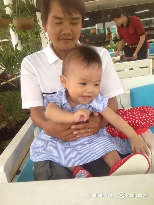 Intimate Father-Baby Moment in Lush Outdoor Cafe – AI Generated Video | Hailuo AI