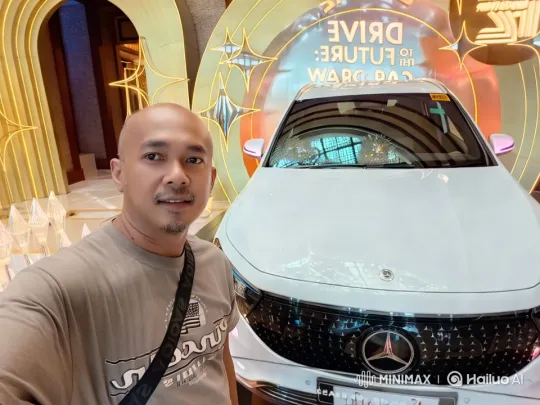 Mercedes-Benz Car Display: Luxurious 'Drive to the Future' – AI Generated Video | Hailuo AI