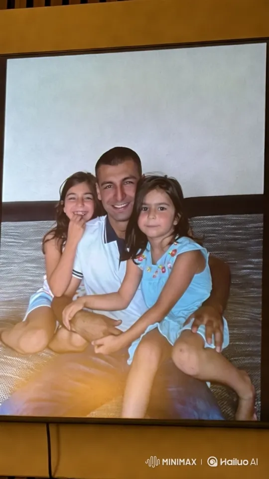 Family Bonding Moment Captured in Warm, Aesthetic Video – AI Generated Video | Hailuo AI