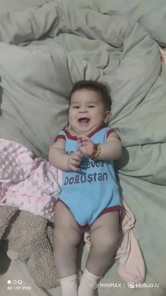 Baby's First Steps: A Joyful Milestone Captured – AI Generated Video | Hailuo AI
