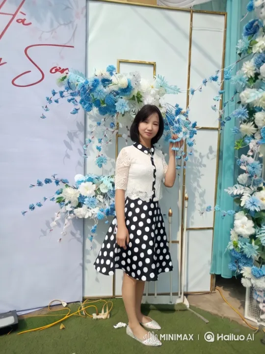 Elegant Woman Showcases Floral Decor at Outdoor Celebration – AI Generated Video | Hailuo AI