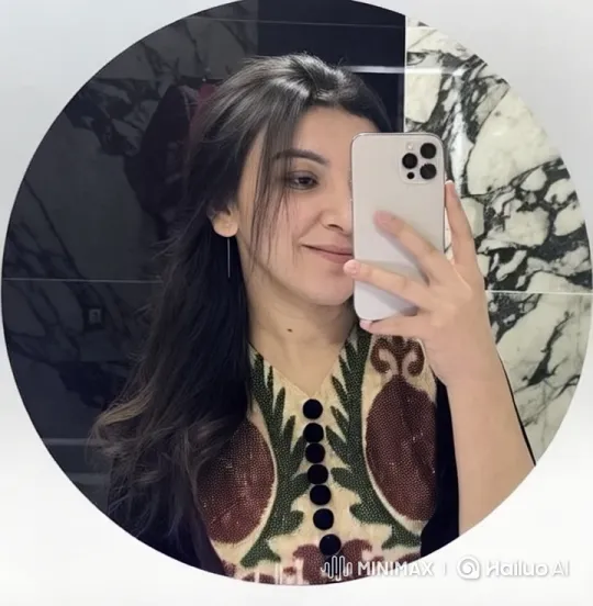 Live2D Animated Selfie with Patterned Top – AI Generated Video | Hailuo AI
