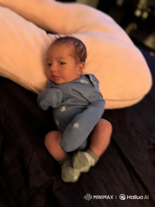 Baby's Gentle Kung Fu Dance in Soft Light – AI Generated Video | Hailuo AI