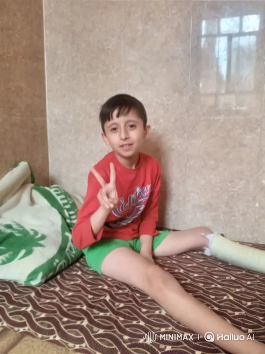 Boy with Cast Shows Peace Sign in Serene Video – AI Generated Video | Hailuo AI
