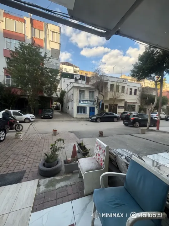 Dynamic Street Scene with Handshake and Tracking Shot – AI Generated Video | Hailuo AI