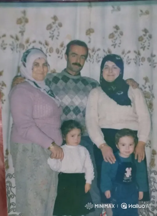 Family's Joyful Run in Coordinated Harmony – AI Generated Video | Hailuo AI