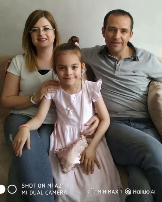 Family Portrait: Intimate Moment with Smiling Faces – AI Generated Video | Hailuo AI