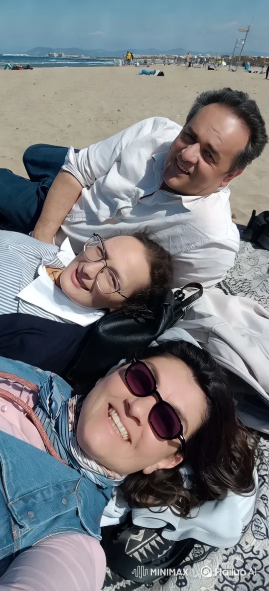 Beach Relaxation Scene with Dynamic Camera Work – AI Generated Video | Hailuo AI
