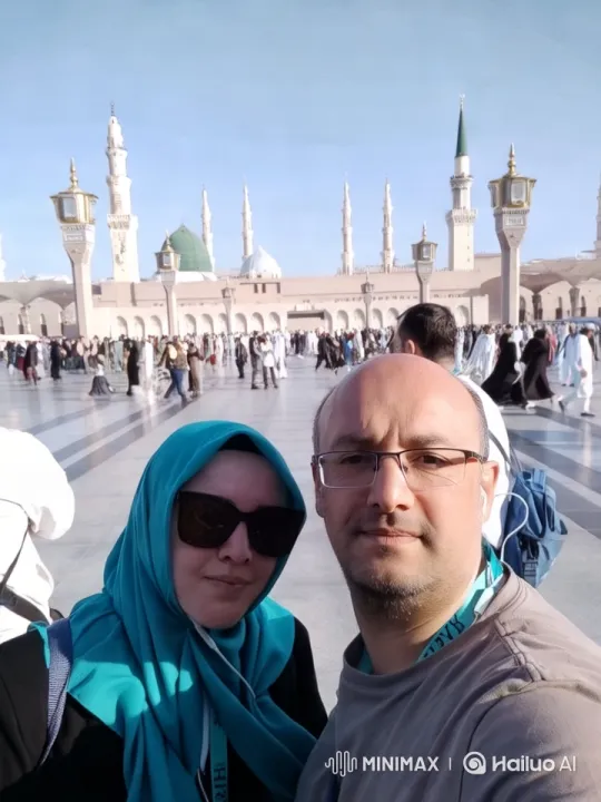 Couple's Embrace Amidst Bustling Prophet's Mosque – AI Generated Video | Hailuo AI