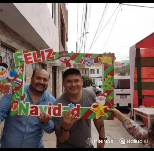 Festive Kiss: Celebrating Christmas Spirit – AI Generated Video | Hailuo AI