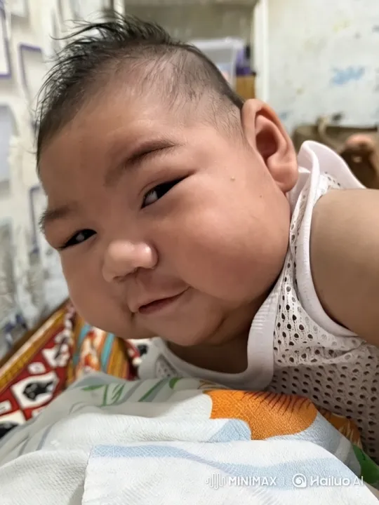 Baby Dancing Joyfully on Colorful Blanket – AI Generated Video | Hailuo AI
