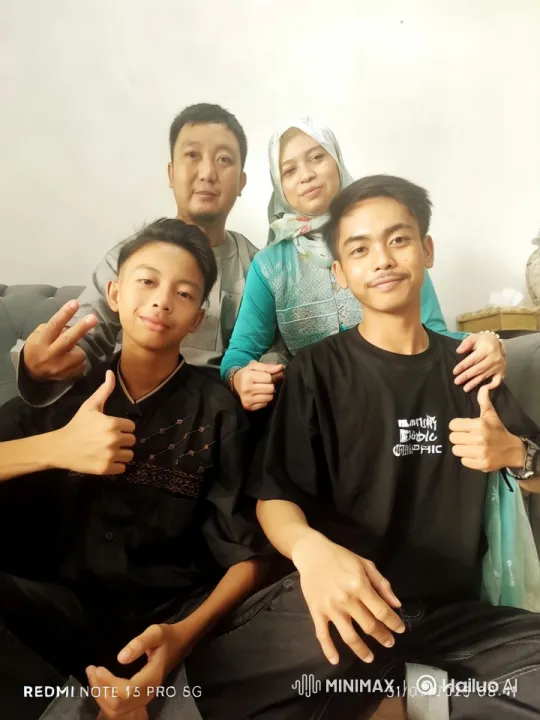 Group Showcases Martial Arts Skills in Cozy Living Room – AI Generated Video | Hailuo AI