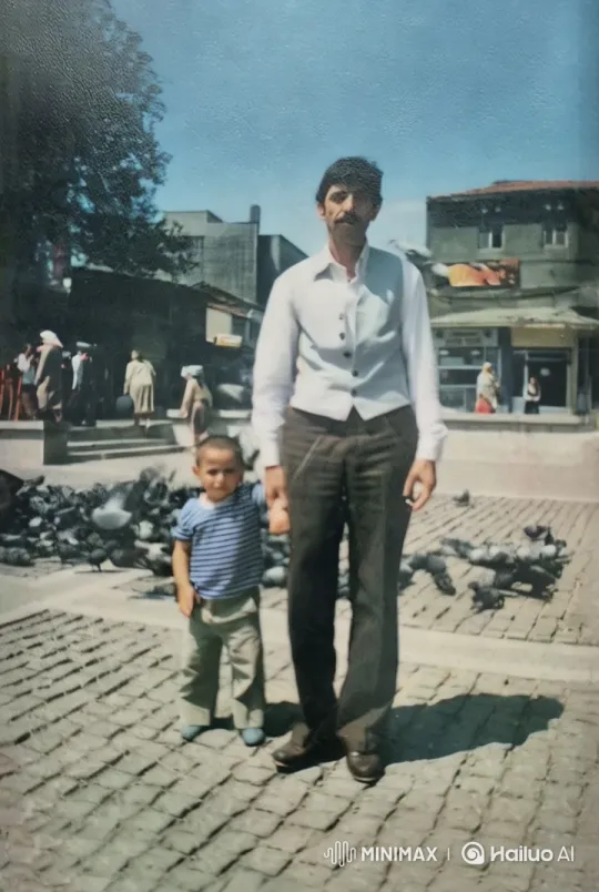 Family Portrait in City Square with Dynamic Camera Work – AI Generated Video | Hailuo AI