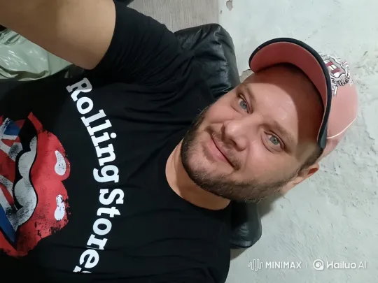 Roberto Andrade Plays Guitar in Intimate Setting – AI Generated Video | Hailuo AI