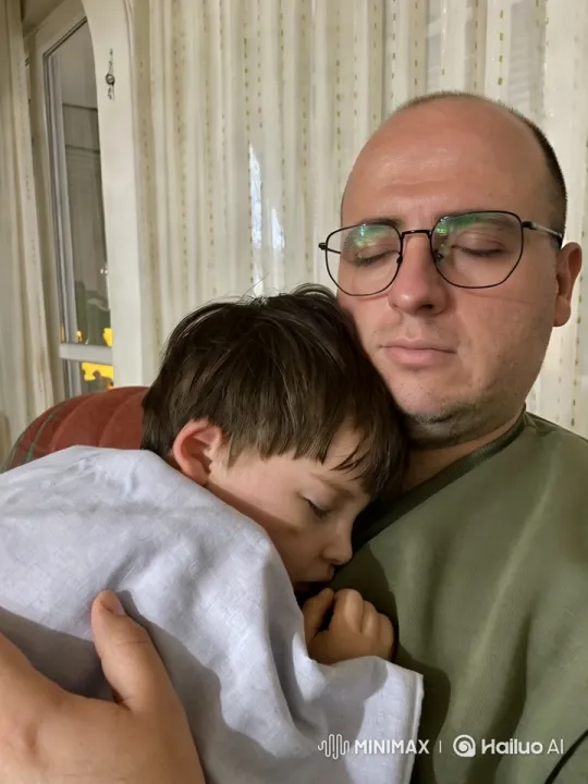 Intimate Embrace: Man and Child Share Tender Moment – AI Generated Video | Hailuo AI