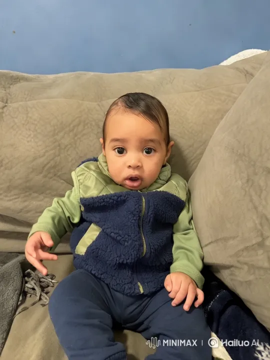 Baby Dancing Joyfully on Couch with High Aesthetic – AI Generated Video | Hailuo AI