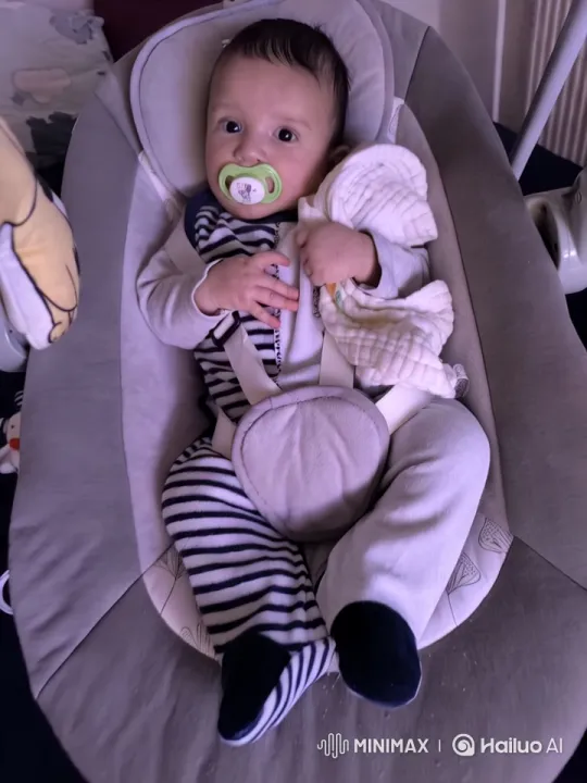 Aesthetic Close-Up of a Baby in a Plush Seat – AI Generated Video | Hailuo AI