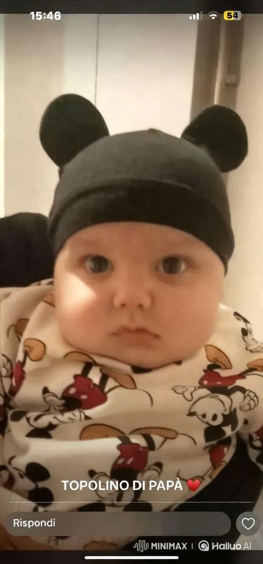 Child in Mickey Outfit Sends Kiss and Waves Hello – AI Generated Video | Hailuo AI