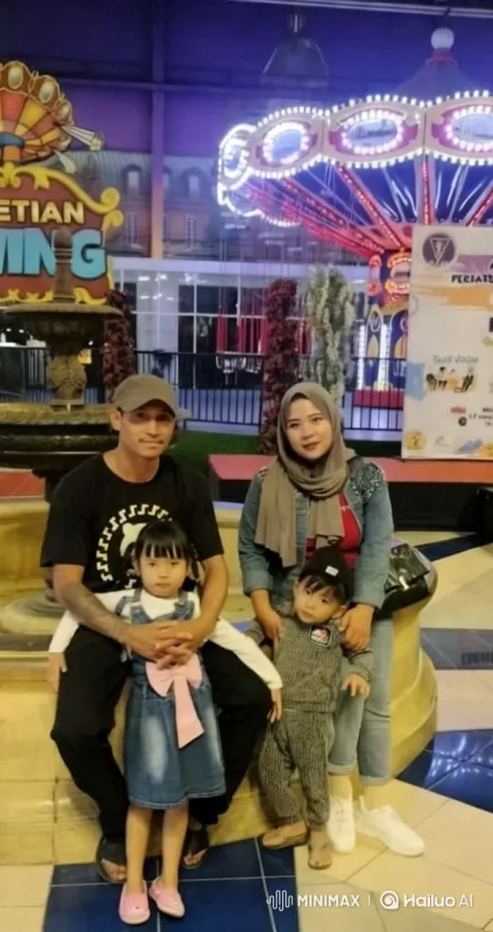 Family Poses and Practices Kungfu at Amusement Park – AI Generated Video | Hailuo AI