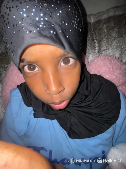 Singer in Sparkling Headscarf Perform – AI Generated Video | Hailuo AI