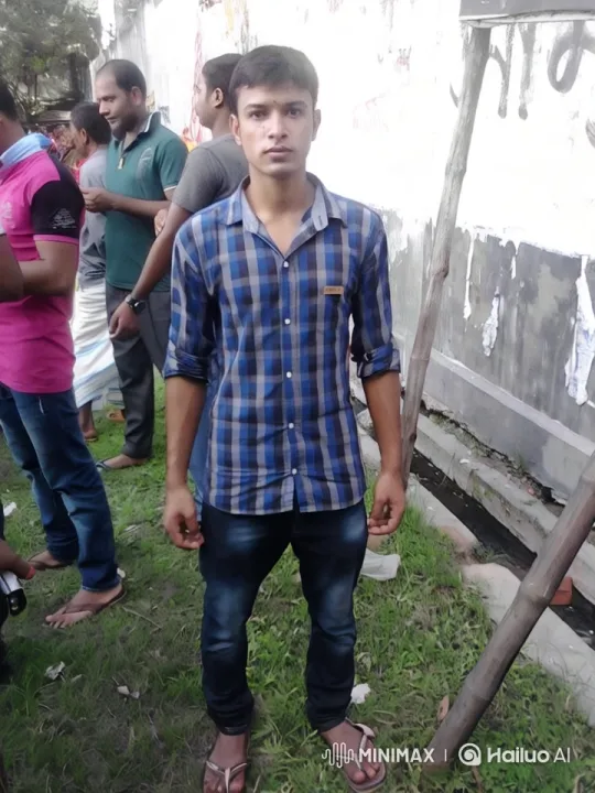 Young Man in Urban Setting with Dynamic Camera Work – AI Generated Video | Hailuo AI