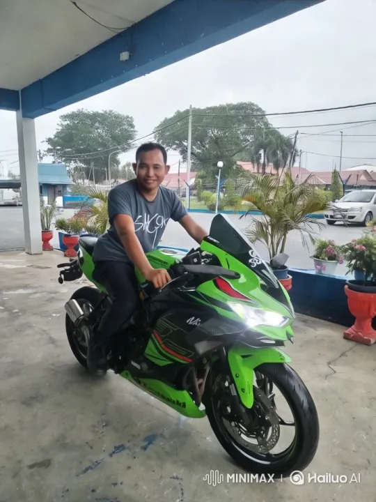 Dancer on Motorcycle Showcases 'Menari Dangdut' – AI Generated Video | Hailuo AI