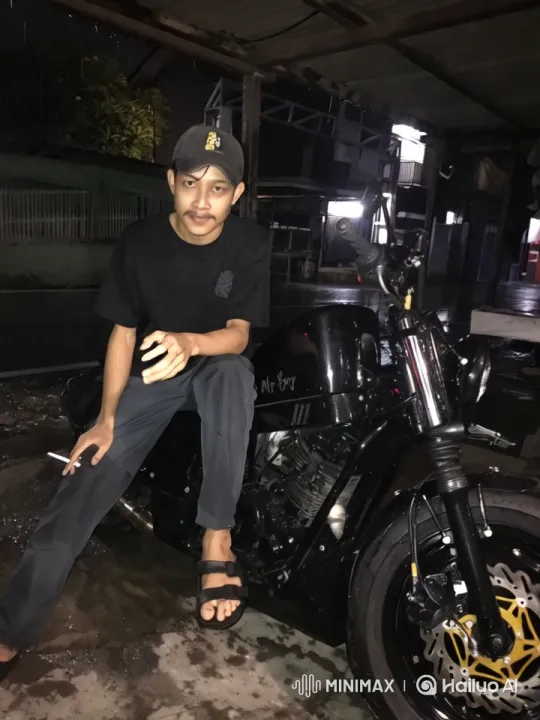 Nighttime Motorcycle Scene with Moody Aesthetic – AI Generated Video | Hailuo AI