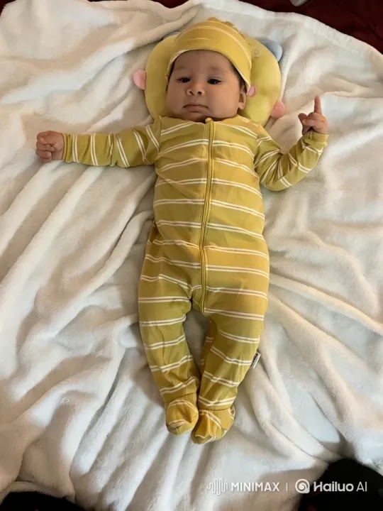 Baby's Serene Moment on Soft Blanket – AI Generated Video | Hailuo AI
