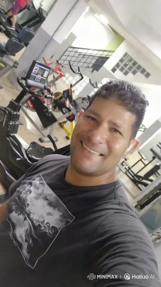 Aesthetic Gym Atmosphere with Dramatic Tracking Shot – AI Generated Video | Hailuo AI