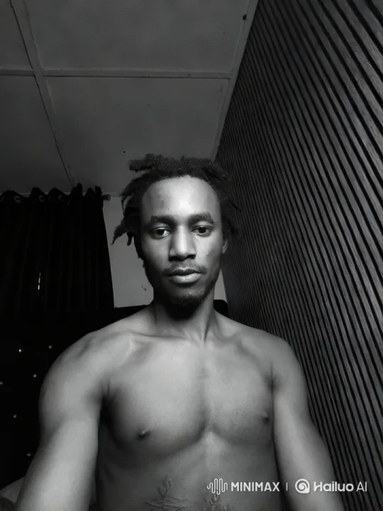 Luxurious VVS Chain Showcase on Muscular Man – AI Generated Video | Hailuo AI