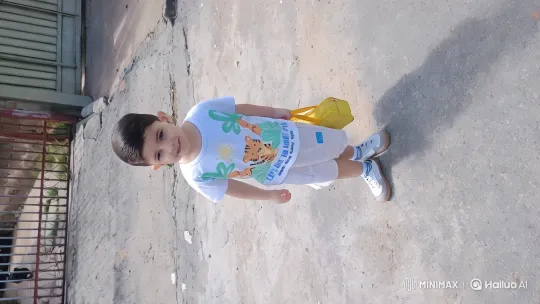 Child with Yellow Lunchbox on Sunny Street – AI Generated Video | Hailuo AI