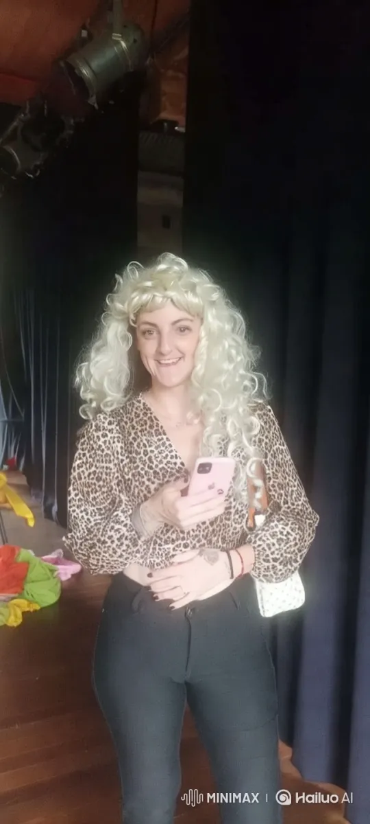 Stylish Woman Struts Confidently on Stage – AI Generated Video | Hailuo AI