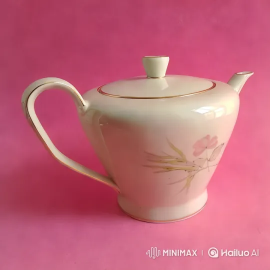 Elegant Porcelain Teapot Displayed with Artistic Camerawork – AI Generated Video | Hailuo AI