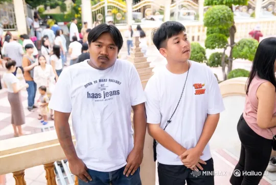 Kung Fu Demonstration in Bustling Outdoor Setting – AI Generated Video | Hailuo AI
