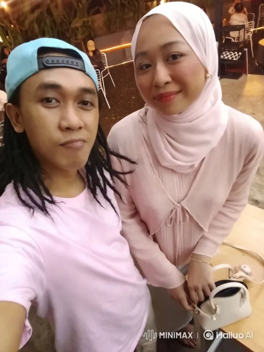 Affectionate Kiss Between Two Individuals in an Outdoor Setting – AI Generated Video | Hailuo AI