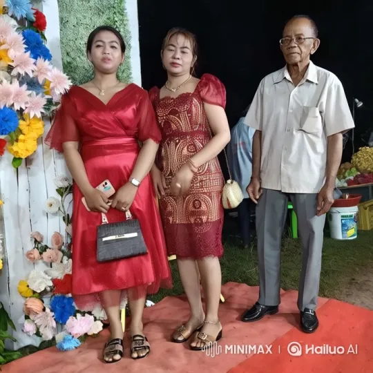 Elegant Individuals on Red Carpet with Floral Backdrop – AI Generated Video | Hailuo AI