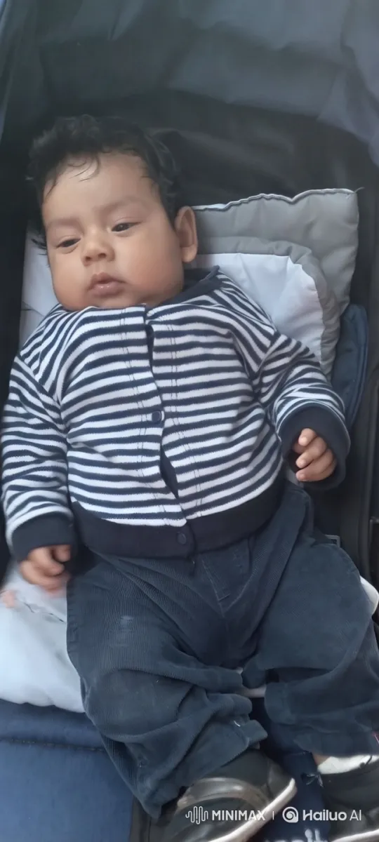 Baby Dancing in Stroller with Dynamic Camera Work – AI Generated Video | Hailuo AI