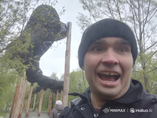 Dynamic Black Worm Structure in Lush Outdoor Setting – AI Generated Video | Hailuo AI