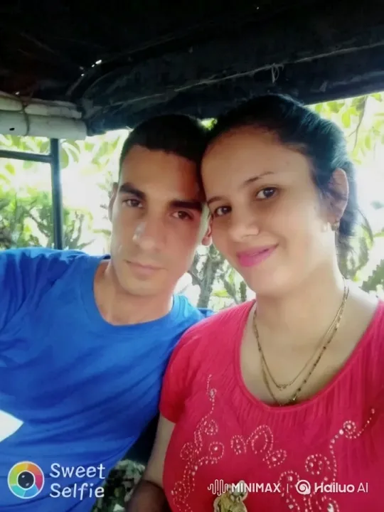 Couple in Nature: Intimate Moment in Vibrant Colors – AI Generated Video | Hailuo AI