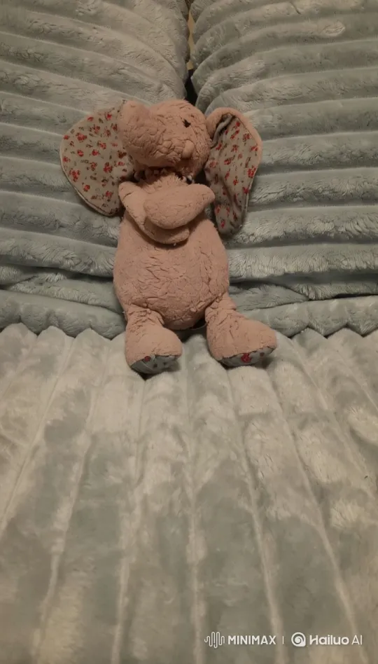 Plush Elephant Doll Dancing in Jackson Style – AI Generated Video | Hailuo AI