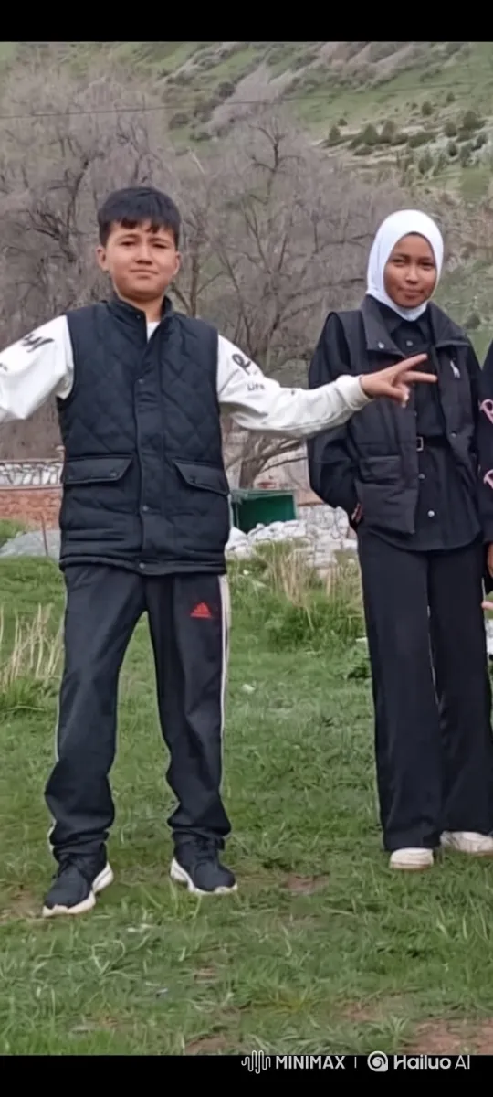 Outdoor Portrait with Gesturing Individual and Scenic Background – AI Generated Video | Hailuo AI