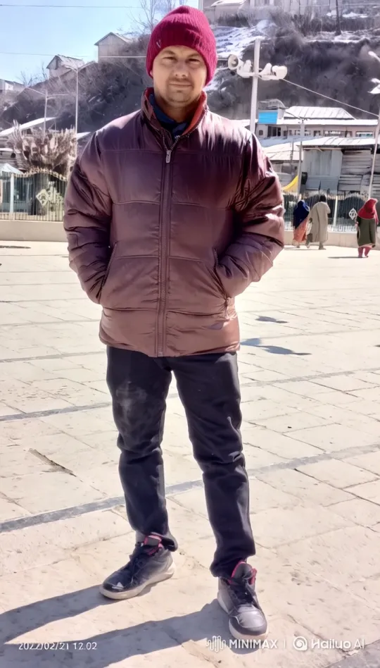 London Gangster Style: Man in Beanie Walks to His Car – AI Generated Video | Hailuo AI