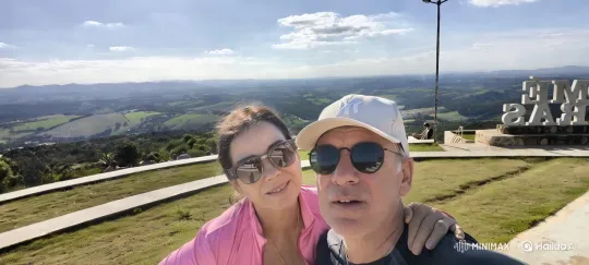 Aesthetic Panorama: Couple Enjoying Scenic Landscape – AI Generated Video | Hailuo AI