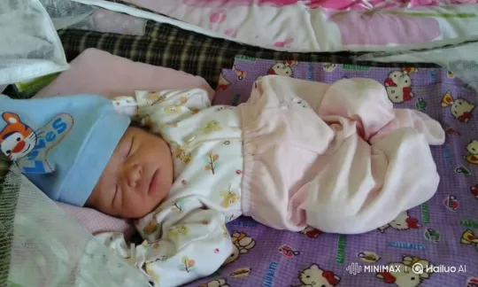 Newborn Baby Sleeps Peacefully on Hello Kitty Blanket – AI Generated Video | Hailuo AI