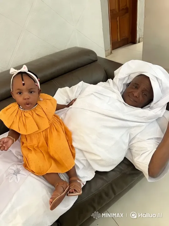 Baby on Couch: Colorful, Contrasting Scene – AI Generated Video | Hailuo AI