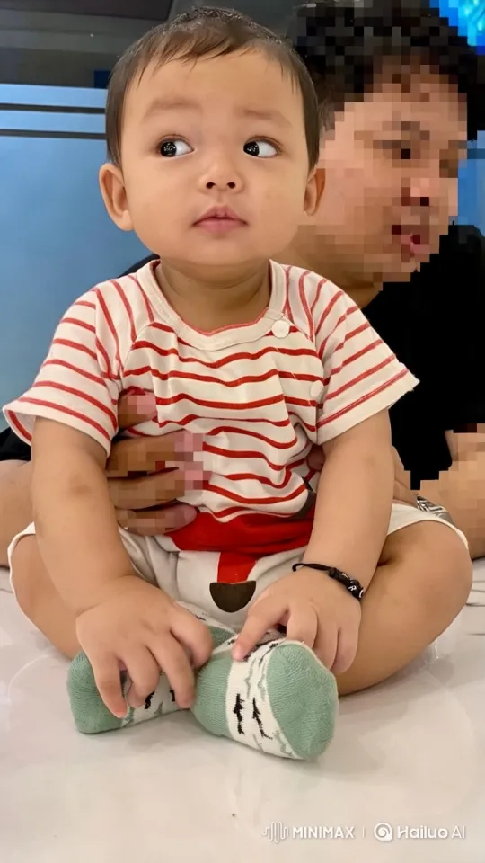 Baby's Joyful Dance in Modern Minimalistic Setting – AI Generated Video | Hailuo AI