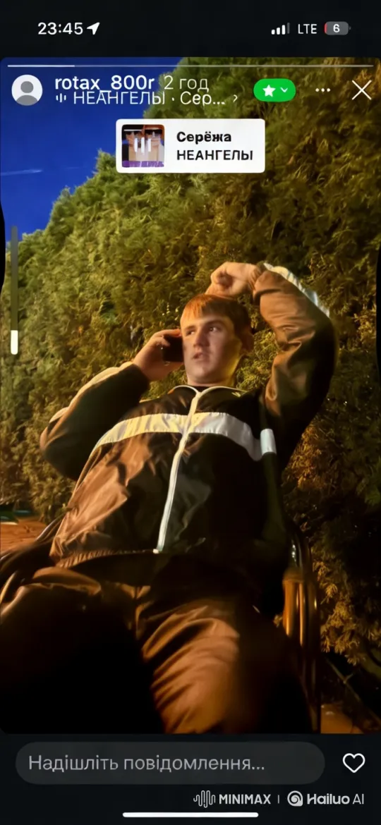 Nighttime Streetlight Scene with Person on Phone Call – AI Generated Video | Hailuo AI