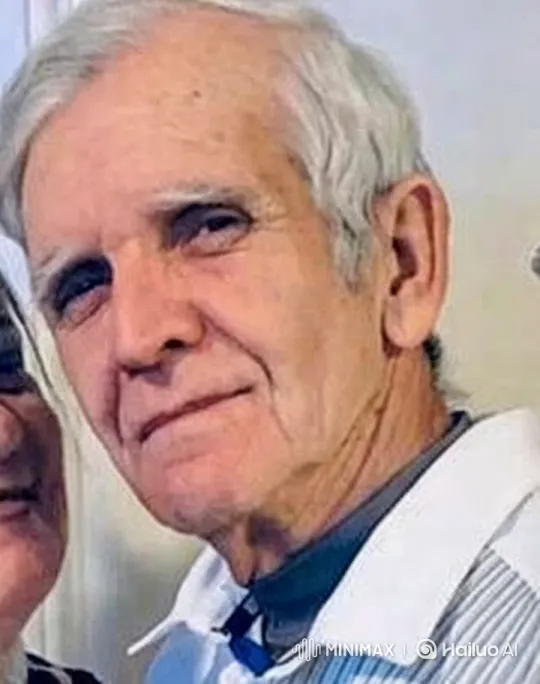Elderly Man Styles Up with Glasses in Elegant Zoom-In – AI Generated Video | Hailuo AI